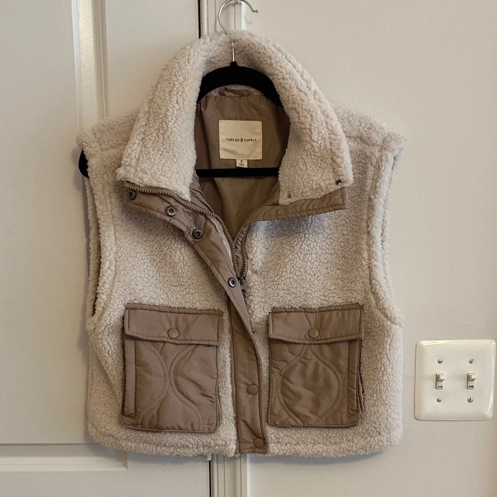 Cropped Sherpa Vest with Pockets - Picture 1 of 3